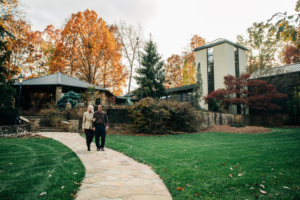 A couple strolling the grounds of the Baker Arboretum and Downing Museum in Bowling Green, Ky.