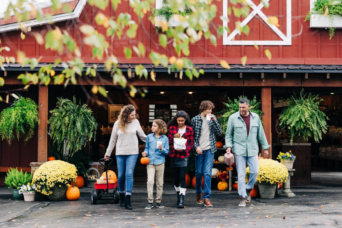 A family walking around Jackson's Orchard in Bowling Green, KY.