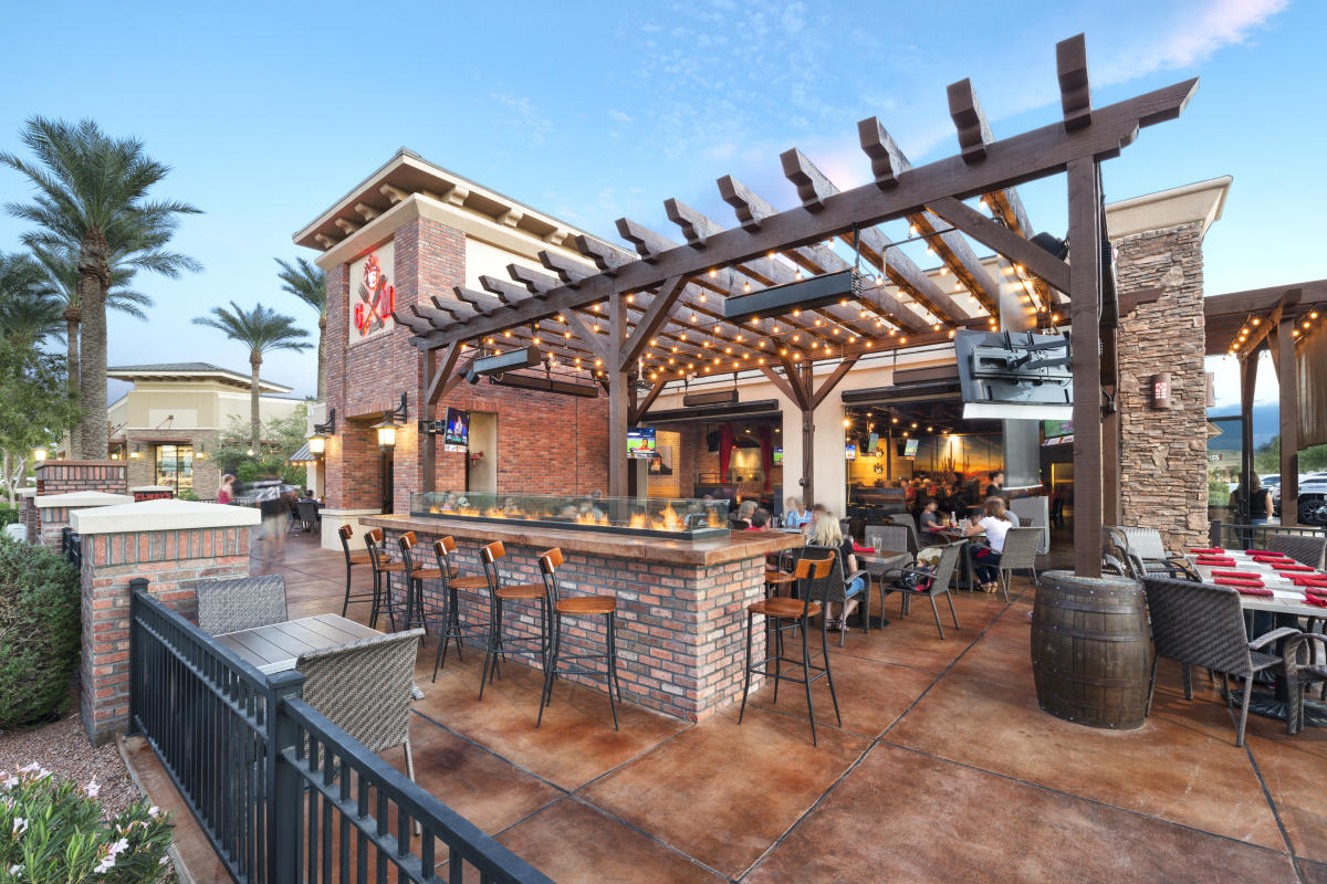 The dog-friendly outdoor patio at Ginger Monkey in Chandler, AZ