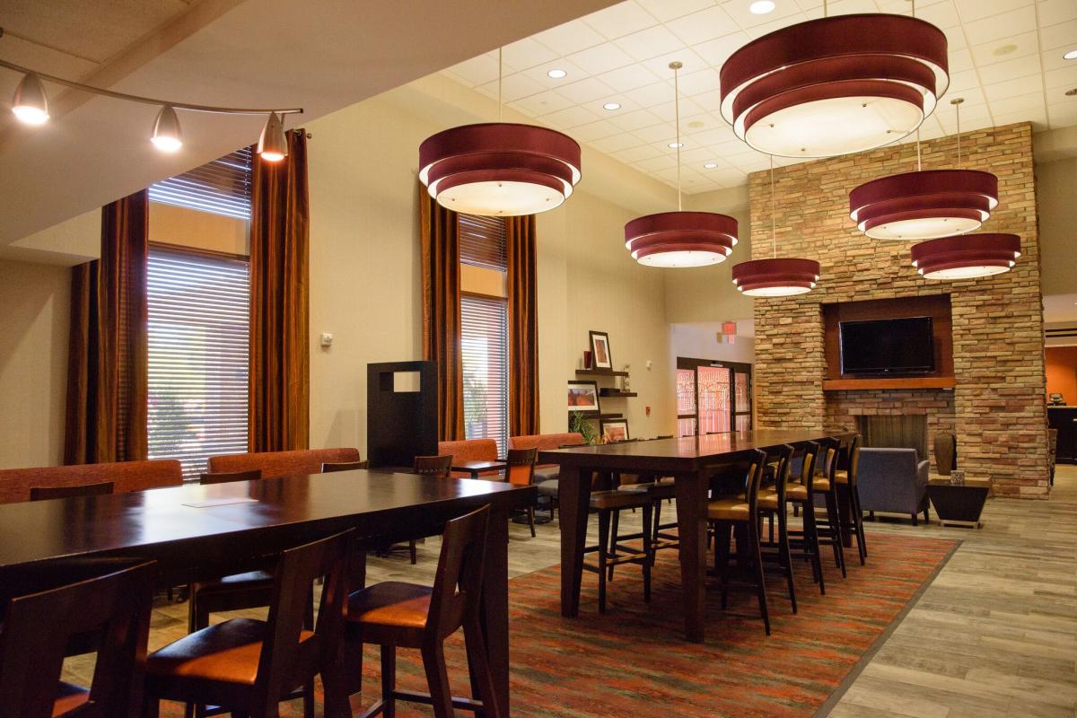lobby of the Hampton Inn & Suites Phoenix/Chandler Fashion Center