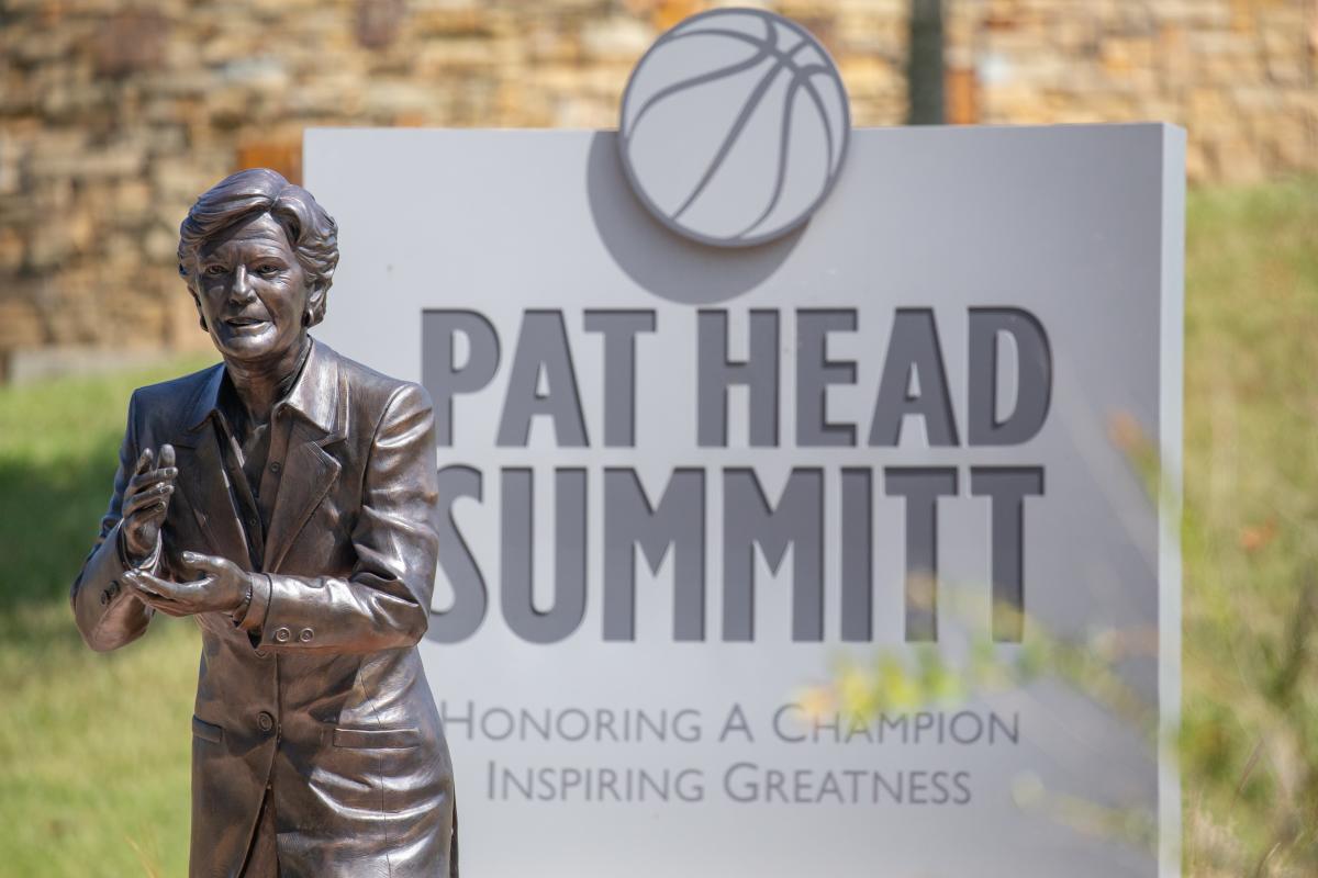 statue and sign of Pat Head Summitt