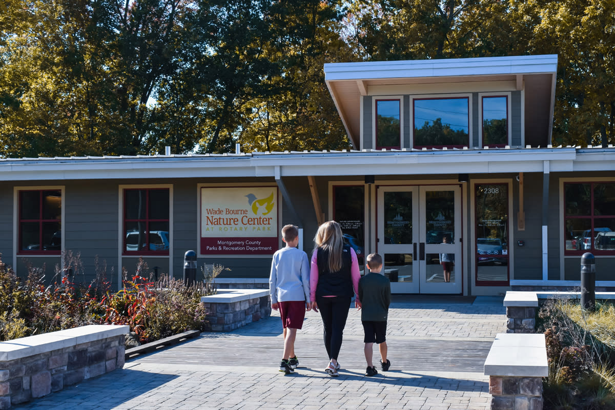 family walking into a nature center