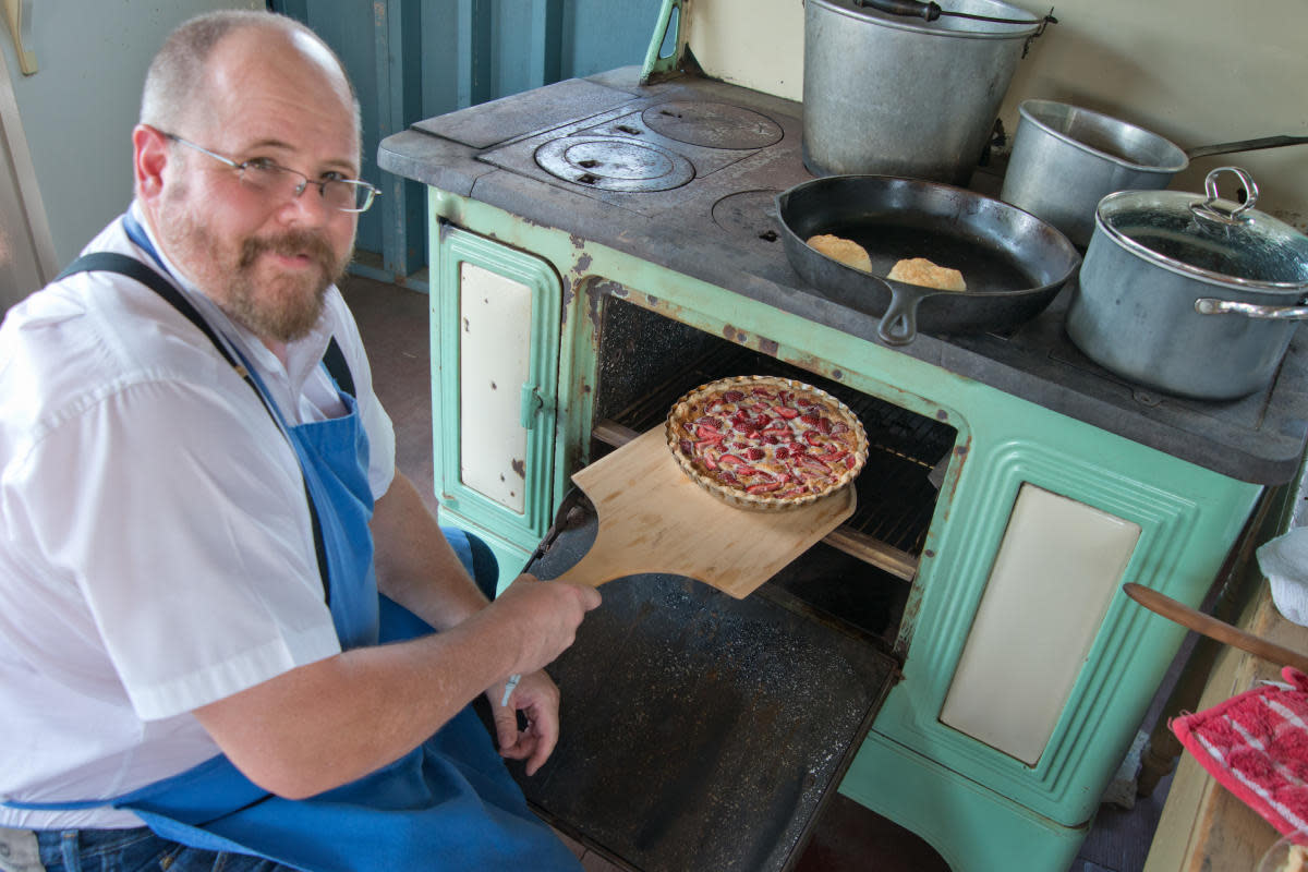 Man gets hot Dutch dish out of old oven at Kutztown Folk Festival