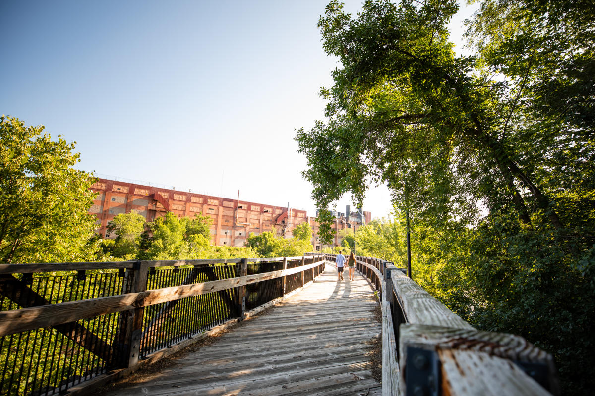 A couple walking on S Bridge in the summer