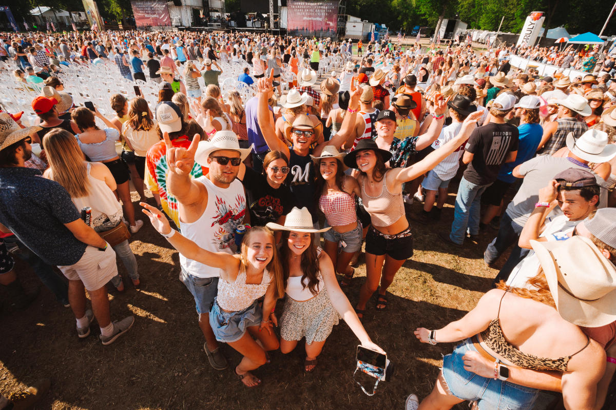 The crowd posing for a photo at Country Jam