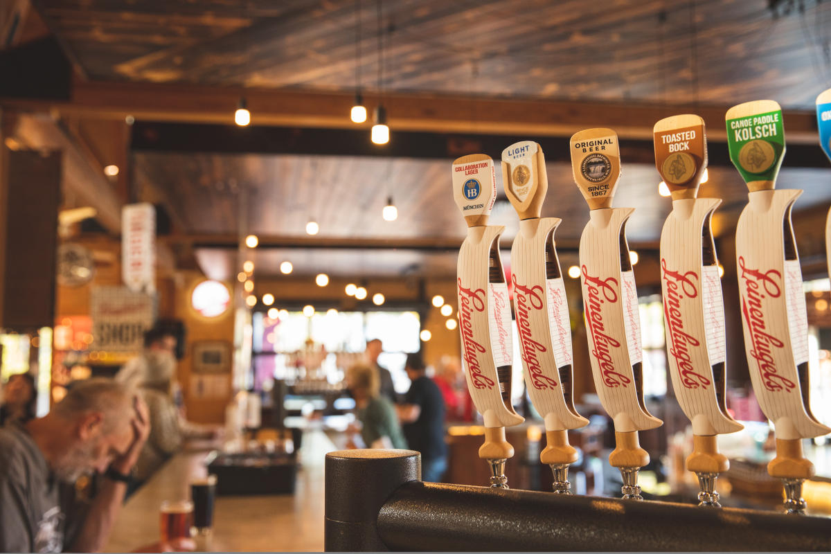 The tap at the bar at Leinie Lodge