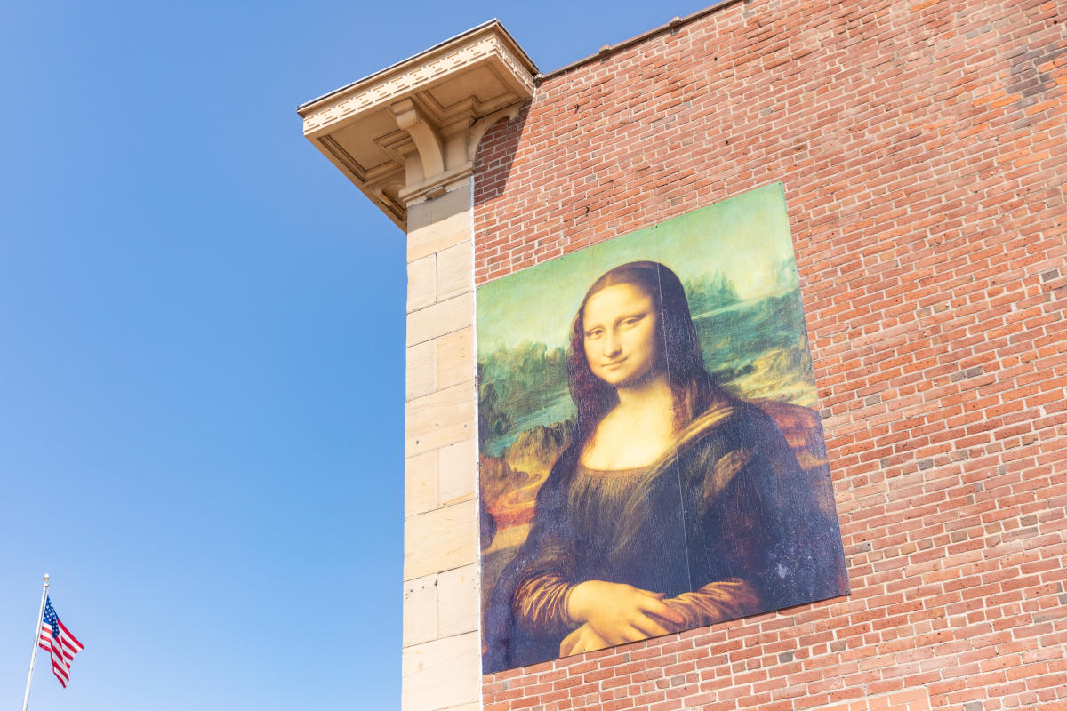 A photo of a Mona Lisa Mural on the side of a building in downtown Eau Claire