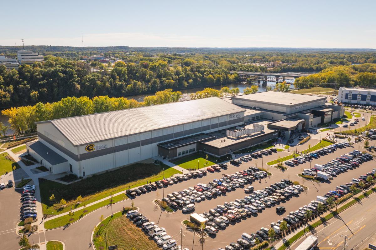 A drone shot of the Sonnentag Center on a sunny day with a full parking lot