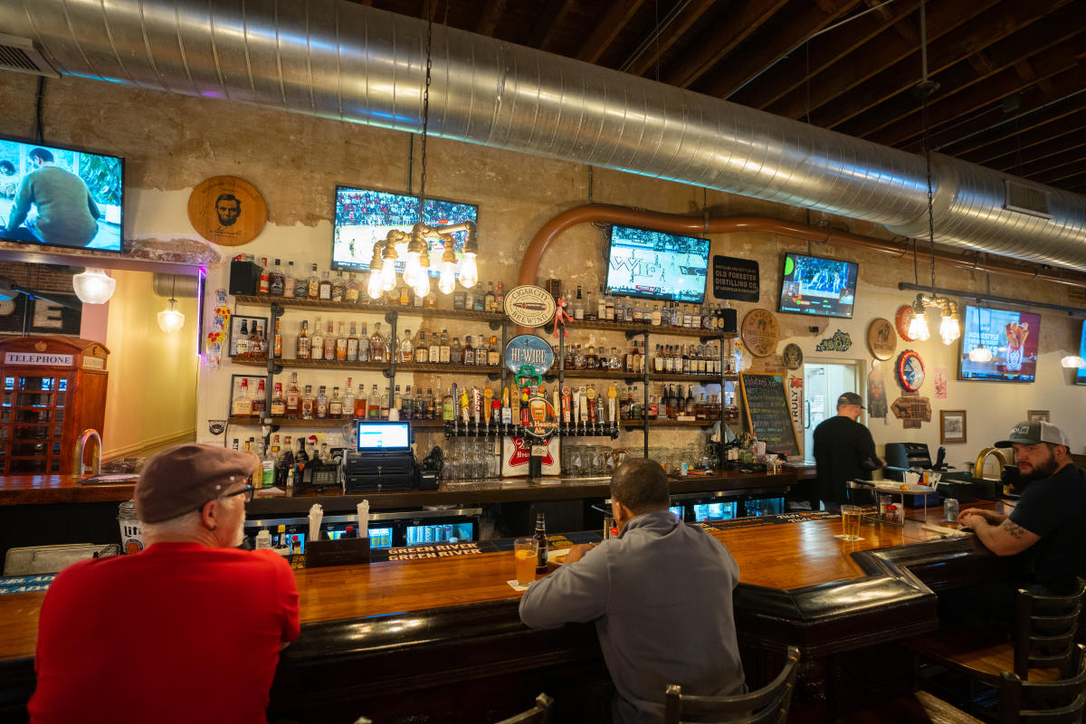 the bar at impellizzeris in downtown elizabethtown