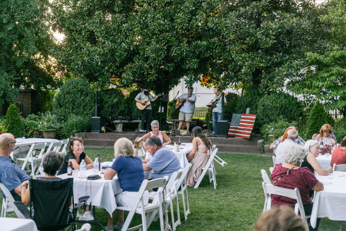 People enjoying live music in Elizabethtown Kentucky