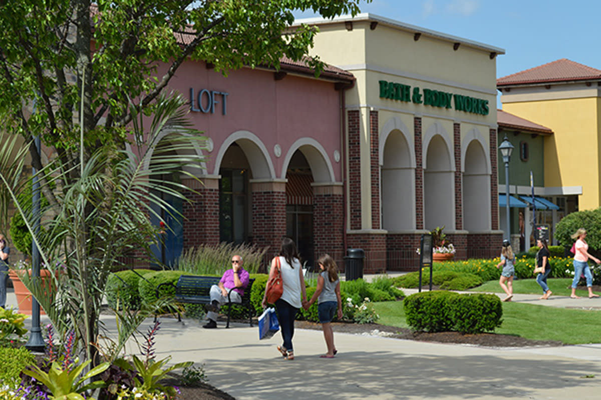 Shoppers at Jefferson Pointe