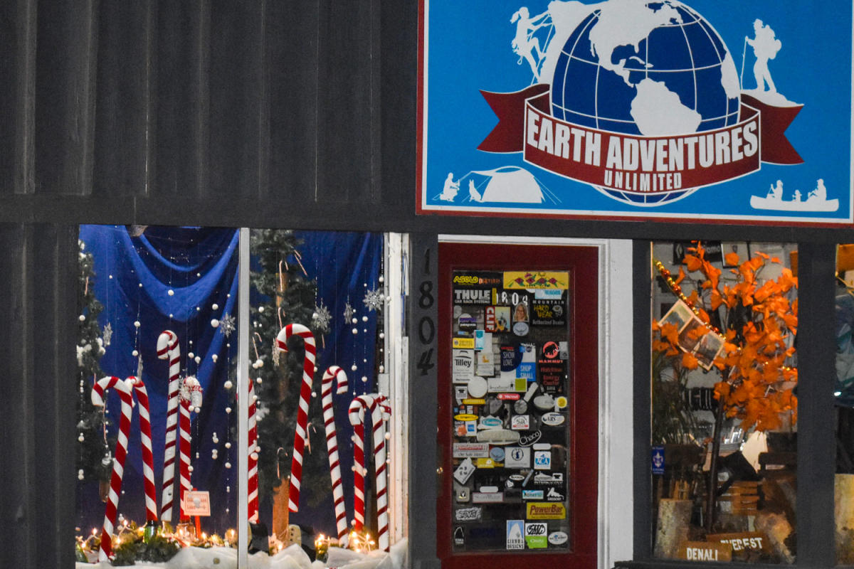 Downtown Holiday Window Decorating Contest 2025: Earth Adventures