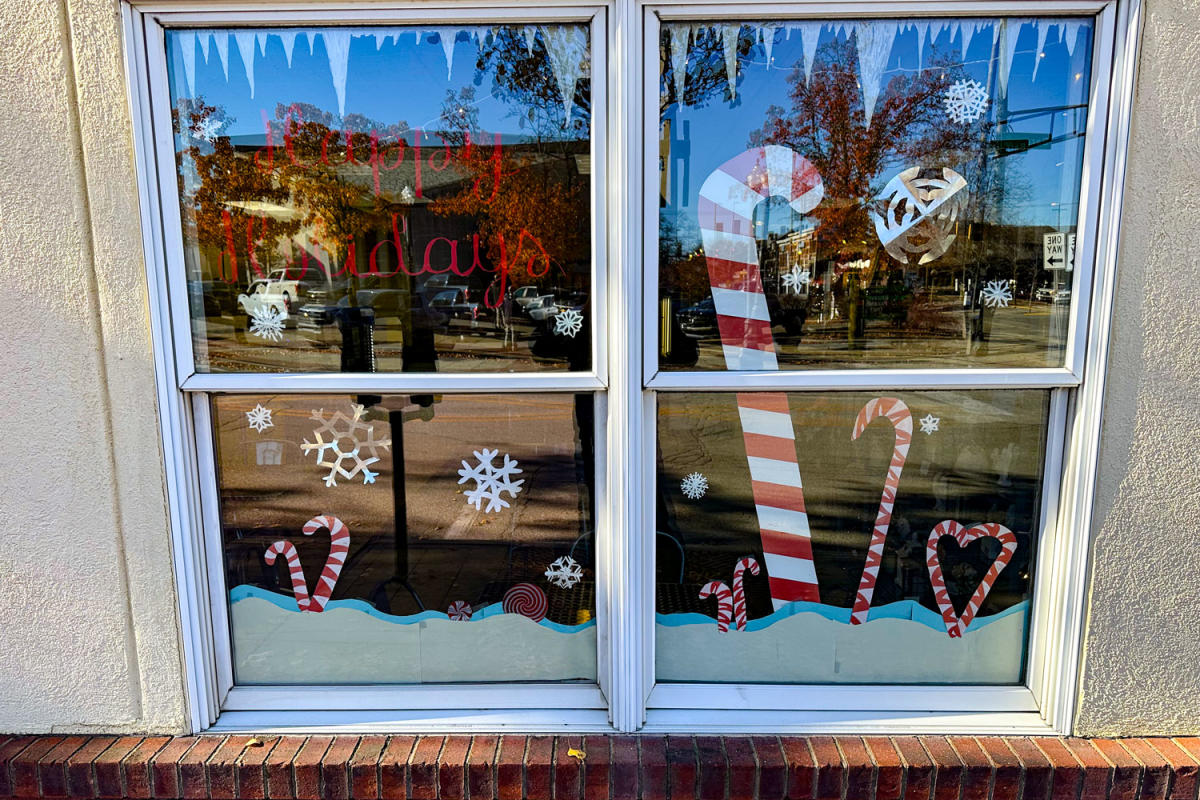 Downtown Holiday Window Decorating Contest 2025: Eggster Cafe