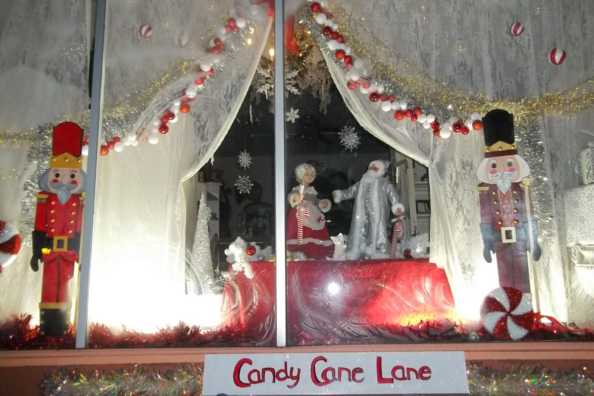 Downtown Holiday Window Decorating Contest 2025: Sharon's Victorian House of Gifts