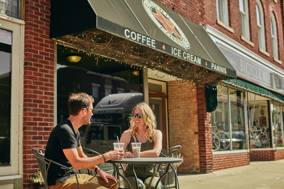 Couple drinking coffee at E-Town Coffee