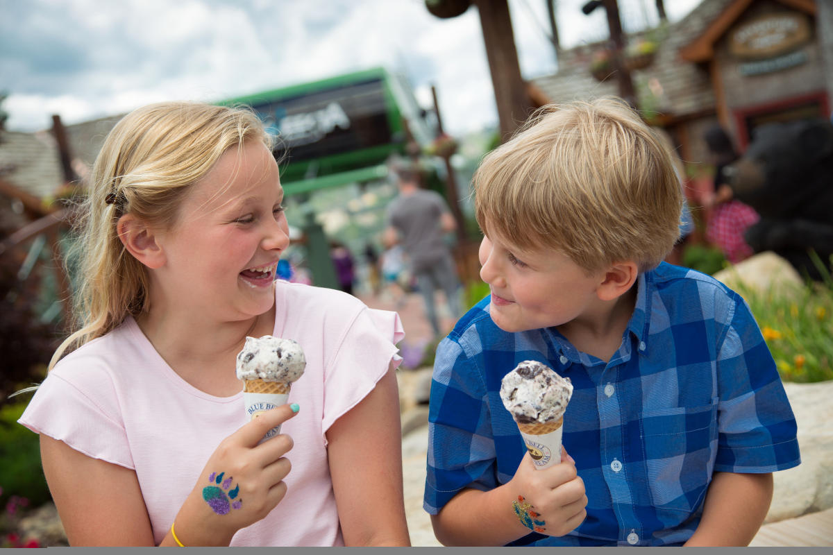 kids eating ice cream