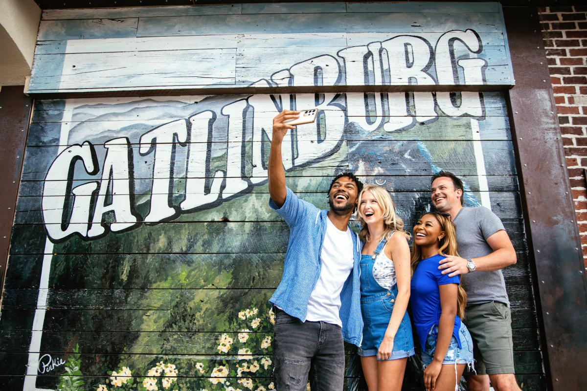 Friends taking selfie at Gatlinburg sign