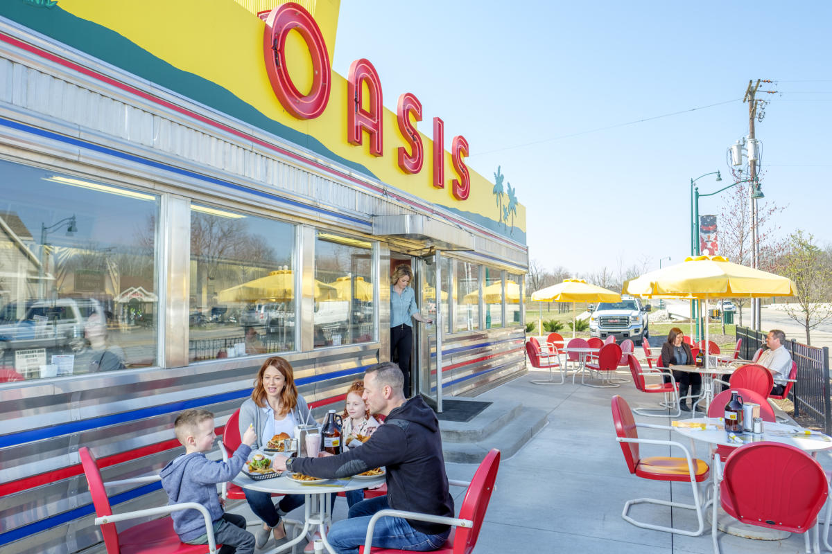 Oasis Diner, outdoor seating, patio, dining