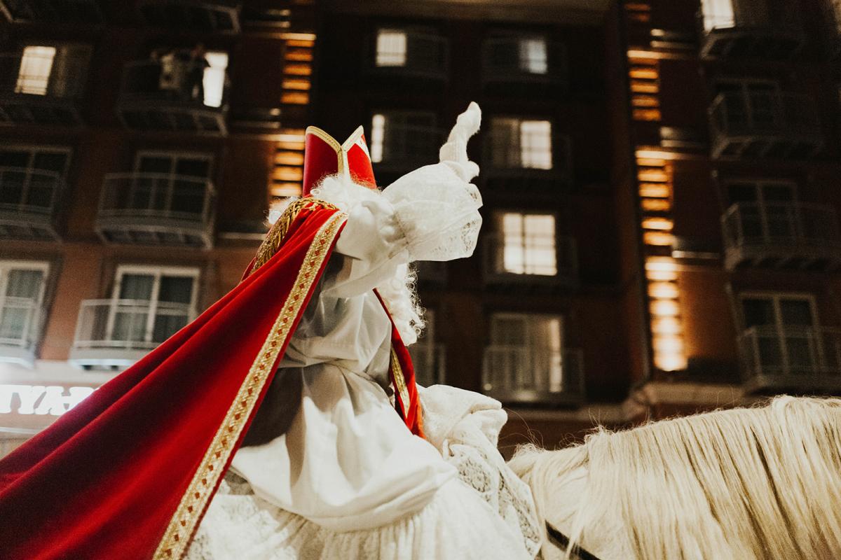 Sinterklaas waving