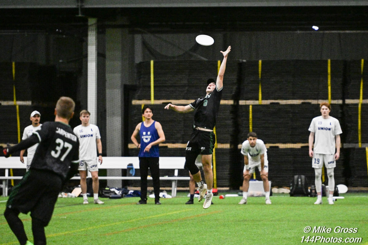 Indianapolis Alley Cats Ultimate Frisbee team play