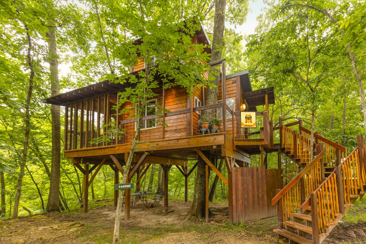 Treehouse at Hidden Valley Wilderness Retreat in Easton, KS