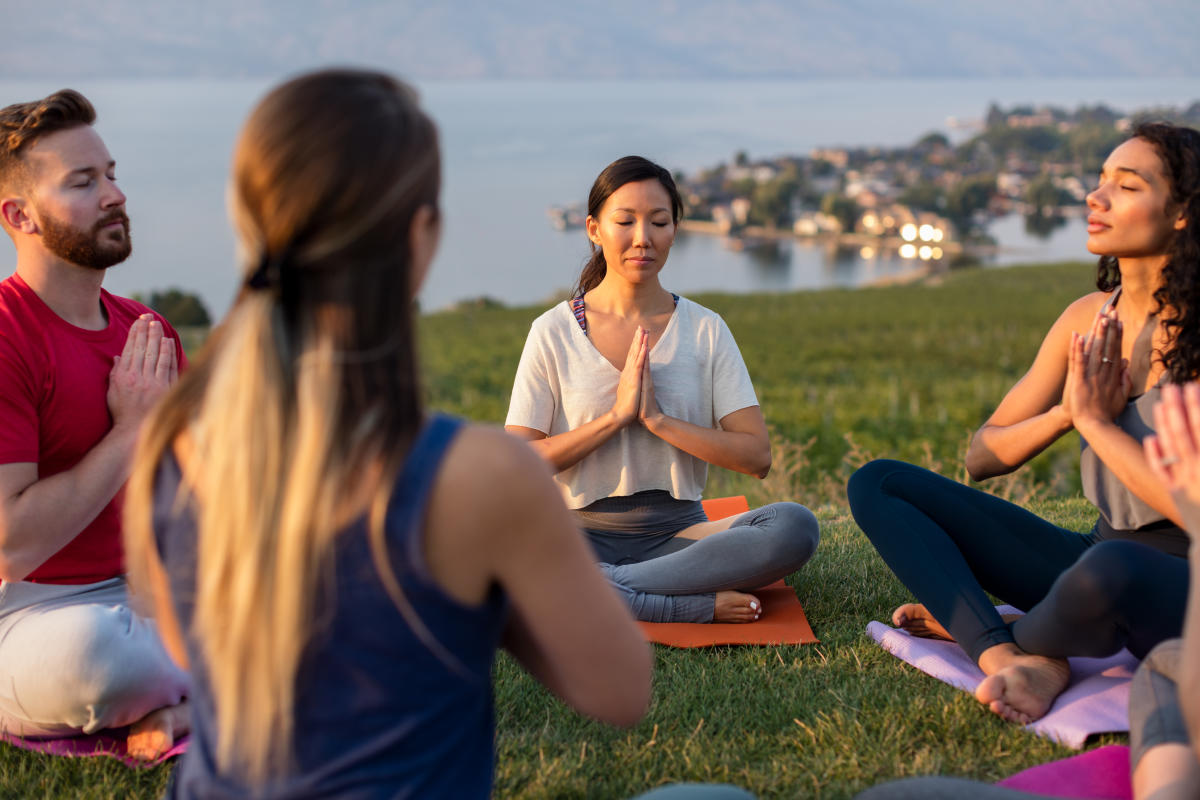 Group Yoga in the Vineyard  (3)