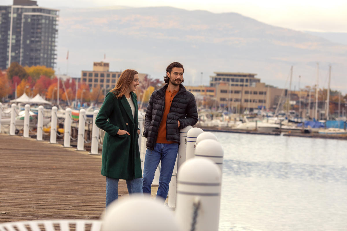 Couple_on_Downtown_Kelowna_Waterfront_Park_Boardwalk