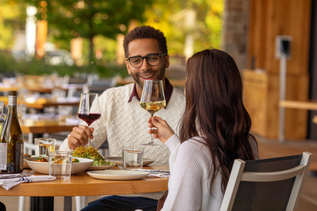 Couple_Dining_at_Home_Block_Restaurant_CedarCreek_Estate_Winery