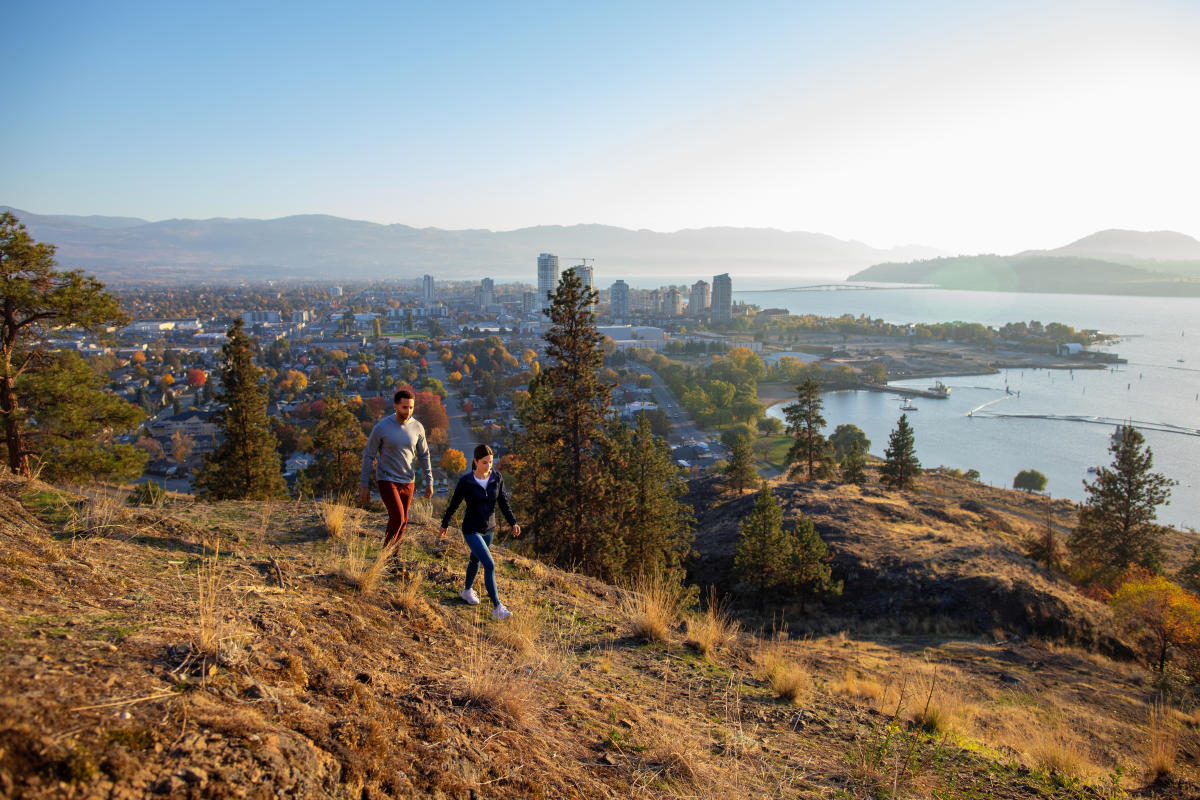 Couple_Hiking_at_Knox_Mountain_Park_3_