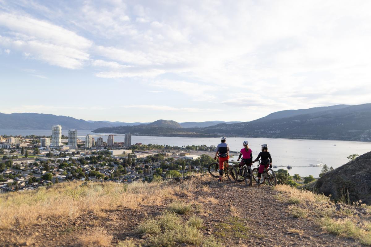 Mountain_Bikers_at_Shale_Trail_Lookout_at_Knox_Mountain_2_