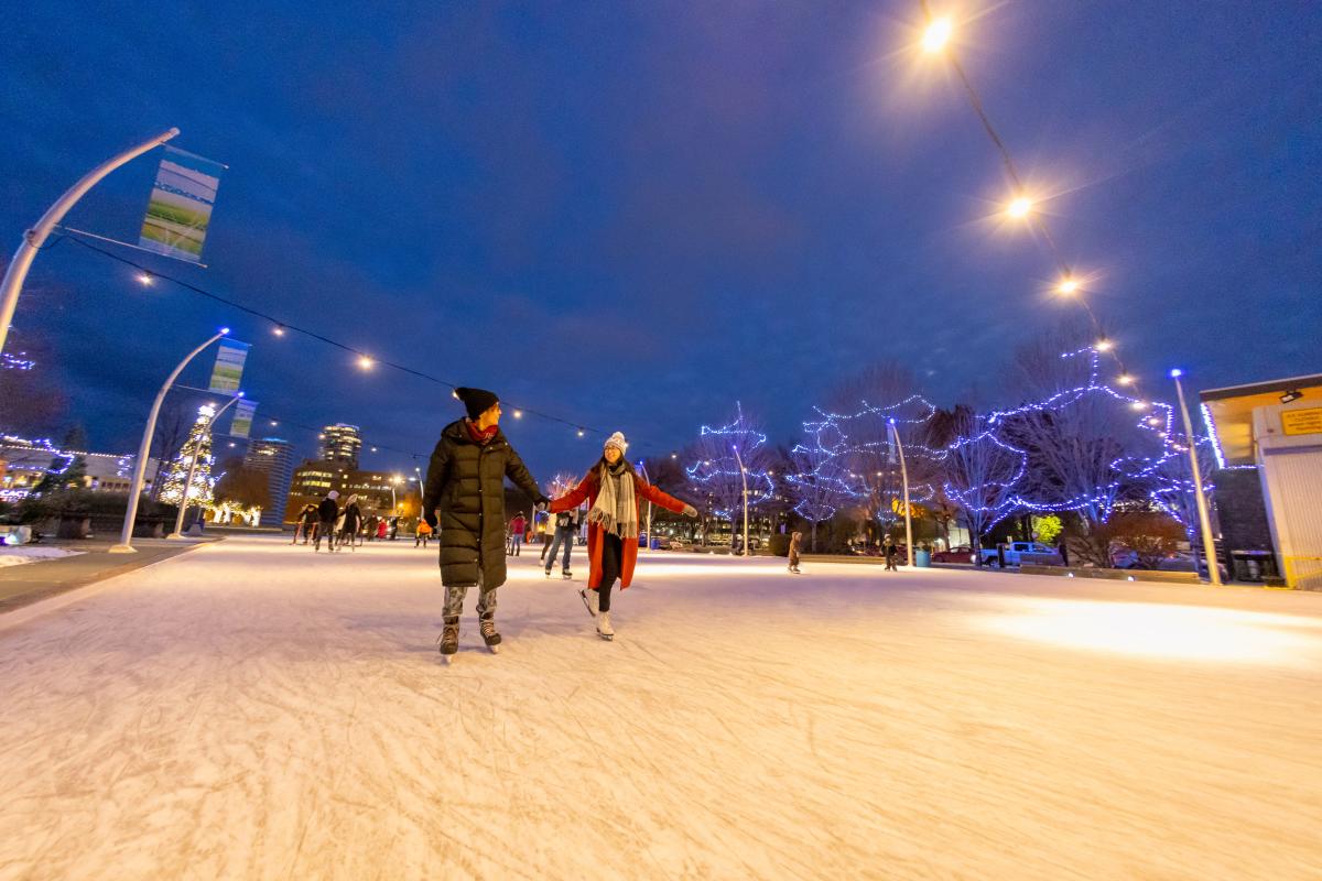 Couple_Skating_at_Stuart_Park_Rink_2_