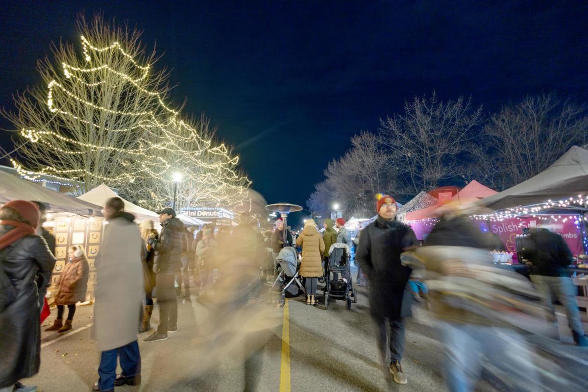 Downtown Kelowna Winter Market Light Up 2_