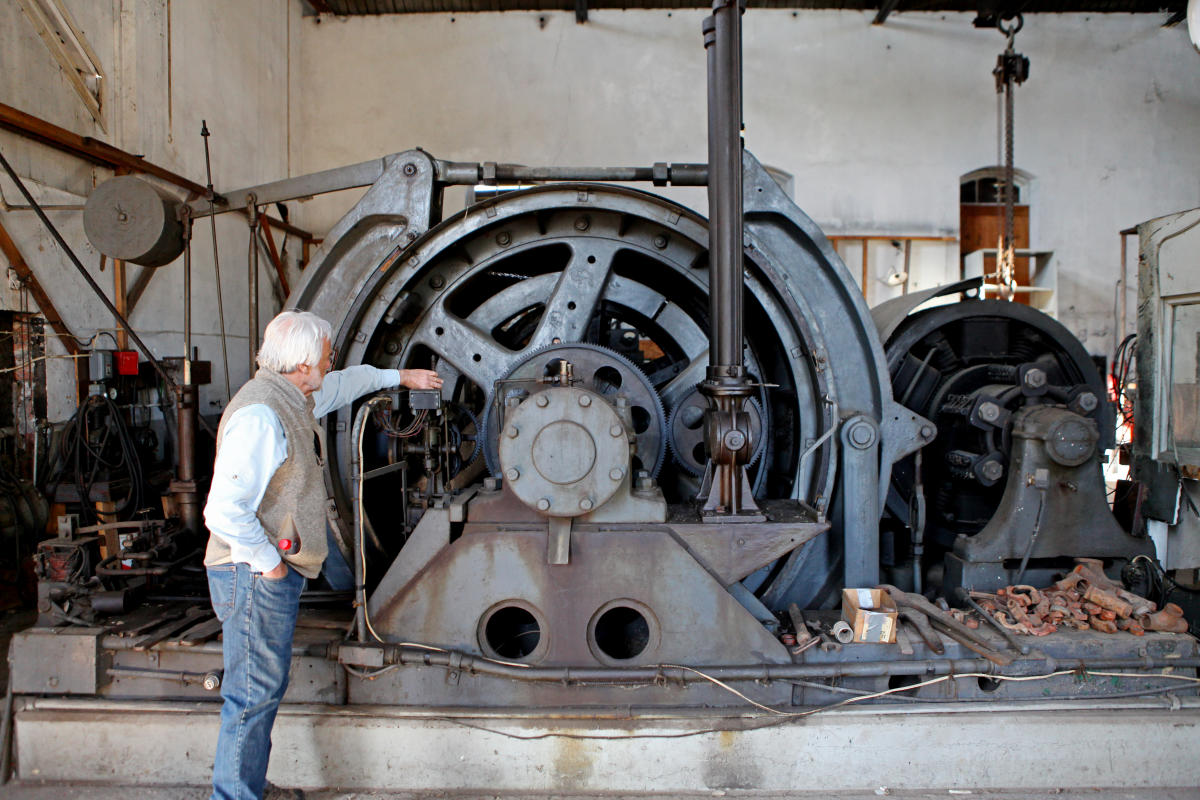 Guide demonstrates how equipment worked in the Painesdale Mine.