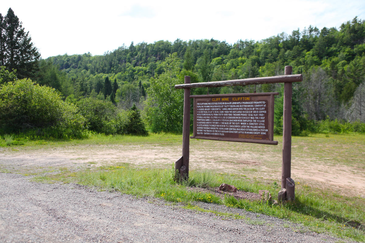 Sign about Clifton Mine community on cliff drive