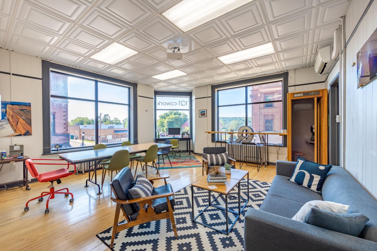 1Q1 Main Lounge