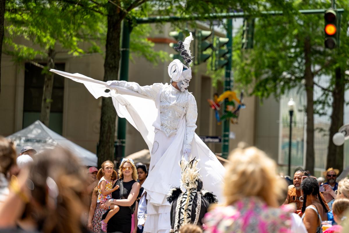Festival International Stilt Walker