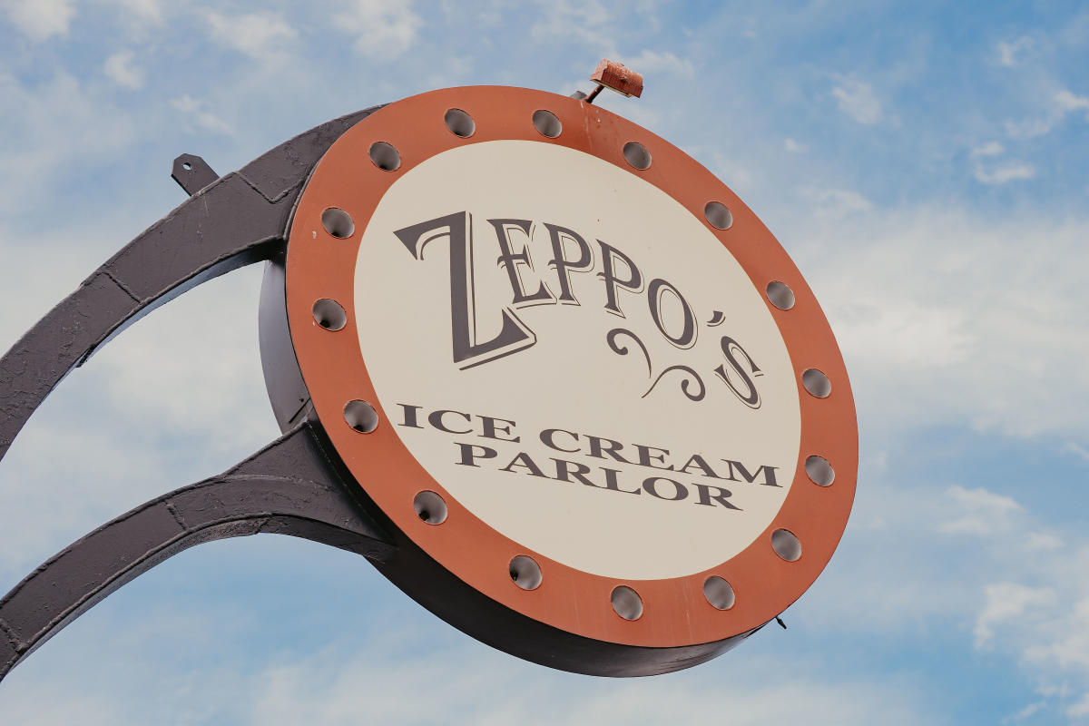 Zeppos Sign