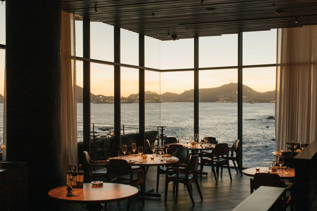 Dining hall overlooking the waters in Los Cabos