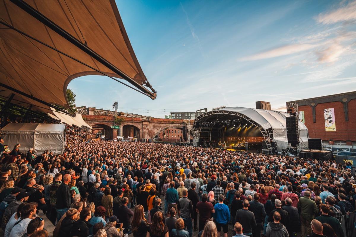 Image of a crowd at Castlefield Bowl