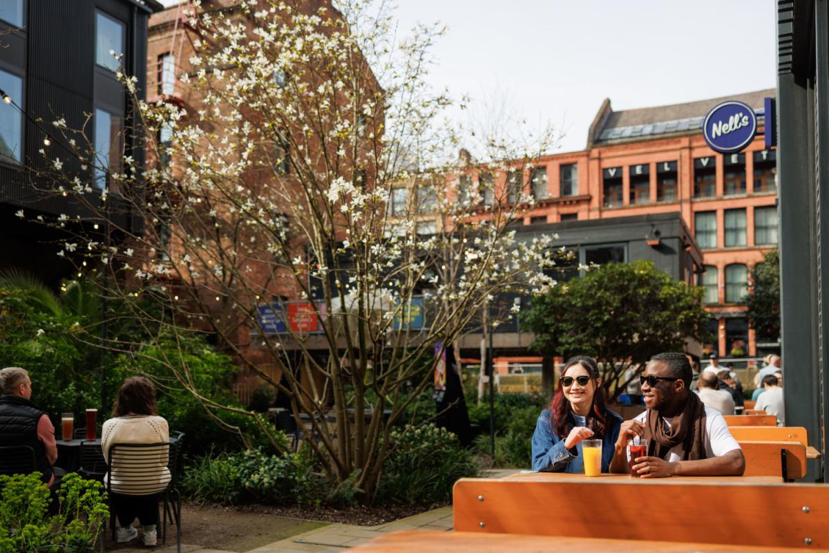 Image of a couple sitting down in Kampus.