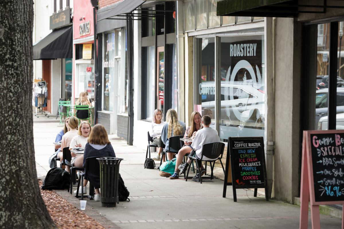 Downtown outdoor dining