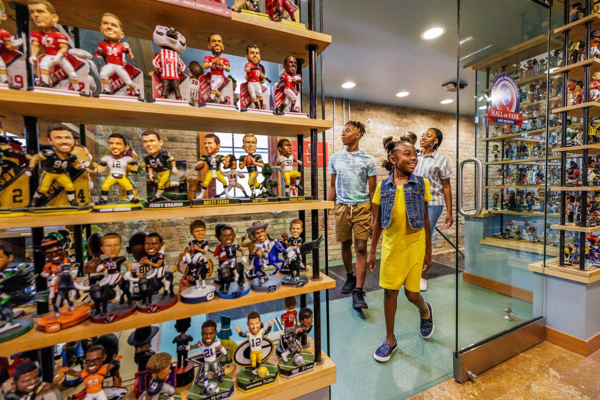 kids and family walking into bobblehead museum