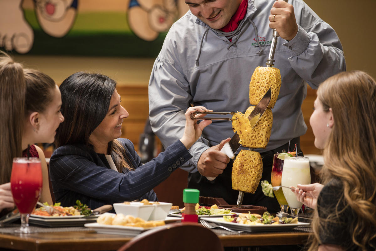 Rodizio Grill carving pineapple