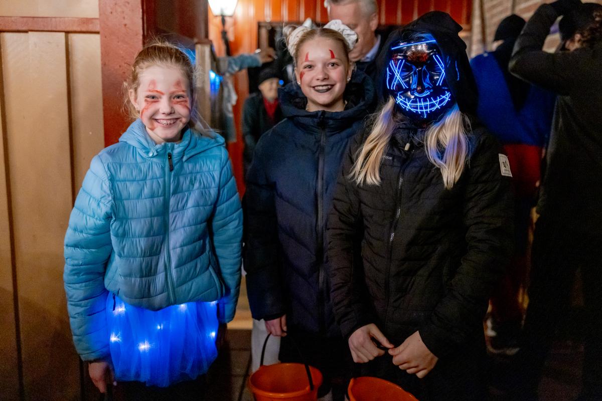 Tre glade jenter som har kledd seg ut under arrangementet HalloVenn i Sarpsborg sentrum. Foto.