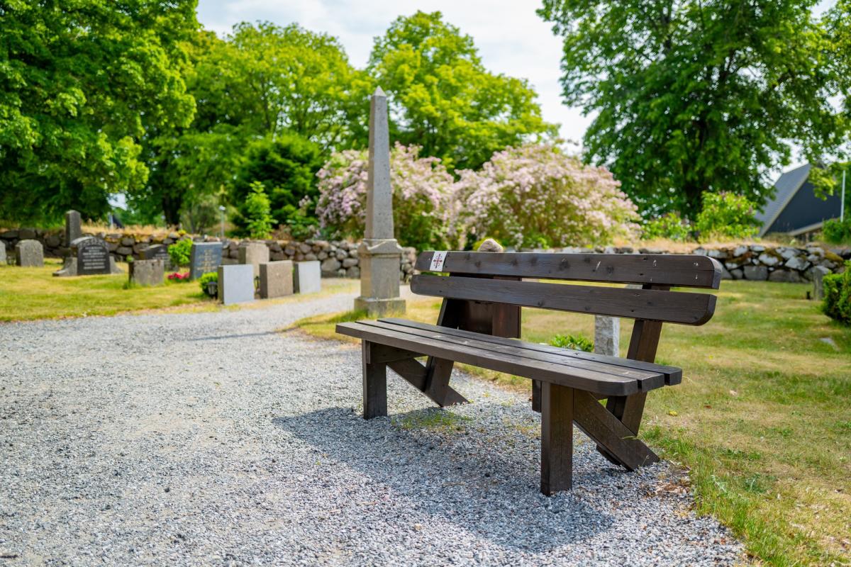 En pilegrimsbenk ved en kirke langs leden.