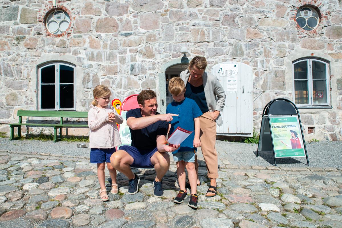 Familie på guidet tur på Fredriksten festning i Halden.
