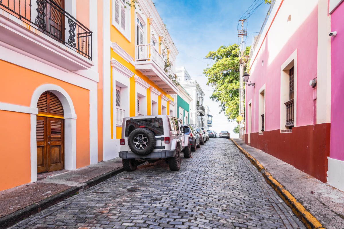 Ciudad del Viejo San Juan con casas coloridas y calle empedrada, Puerto Rico