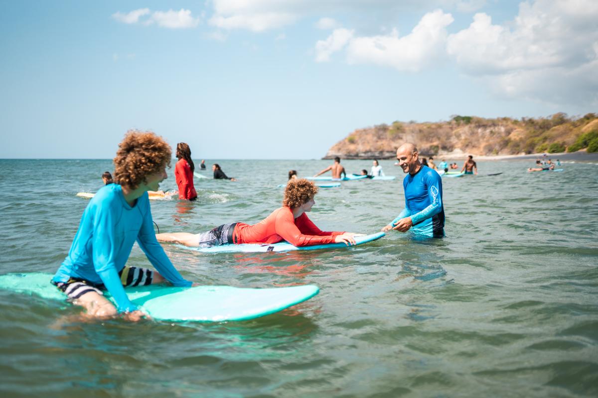 Grupo tomando lecciones de surf en el Palmar, San Carlos, Panamá