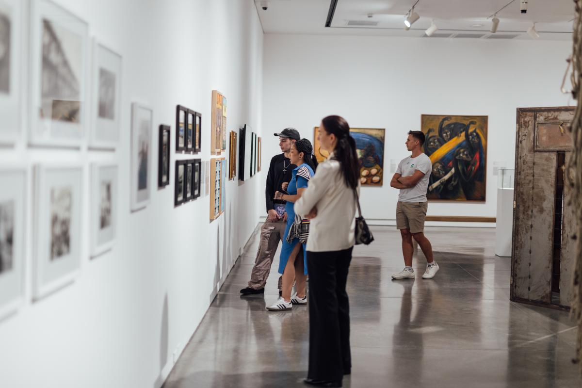Personas observando obras en el Museo de Arte Contemporáneo de Panamá