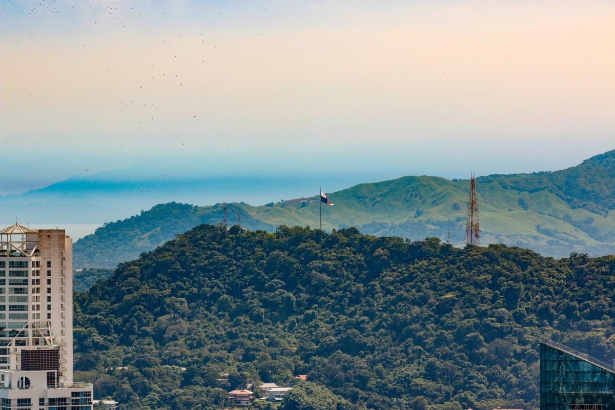 Cerro Ancón en Ciudad de Panamá con bandera panameña y vegetación natural.